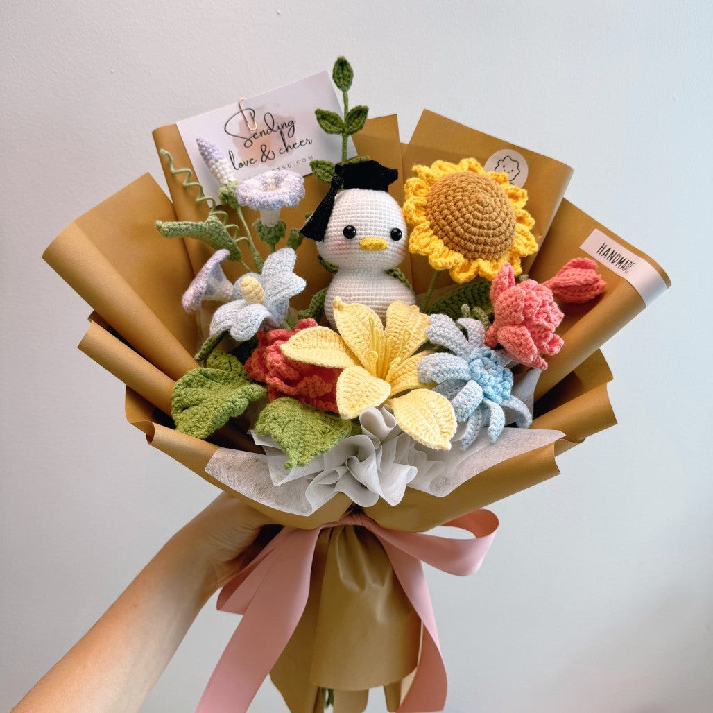 Personalized Crochet Graduation Bouquet with Name And Knitted Graduate Doll Keepsake Gift For Kids Graduates